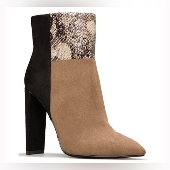 JustFab Shoes - HP 🎉 🆕 Snakeskin Front Black Booty Heels | Size 8